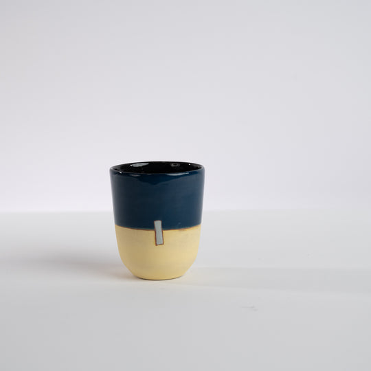 Tasse à thé bicolore CHAI en céramique par la céramiste Sud-Africaine Clementina van der Walt pour Done d'Africa x Studio Matongé.
6,5 cm de diamètre et 8 cm de hauteur, parfait pour vos thés et expresso. 
Disponible en plusieurs combinaisons de couleurs.