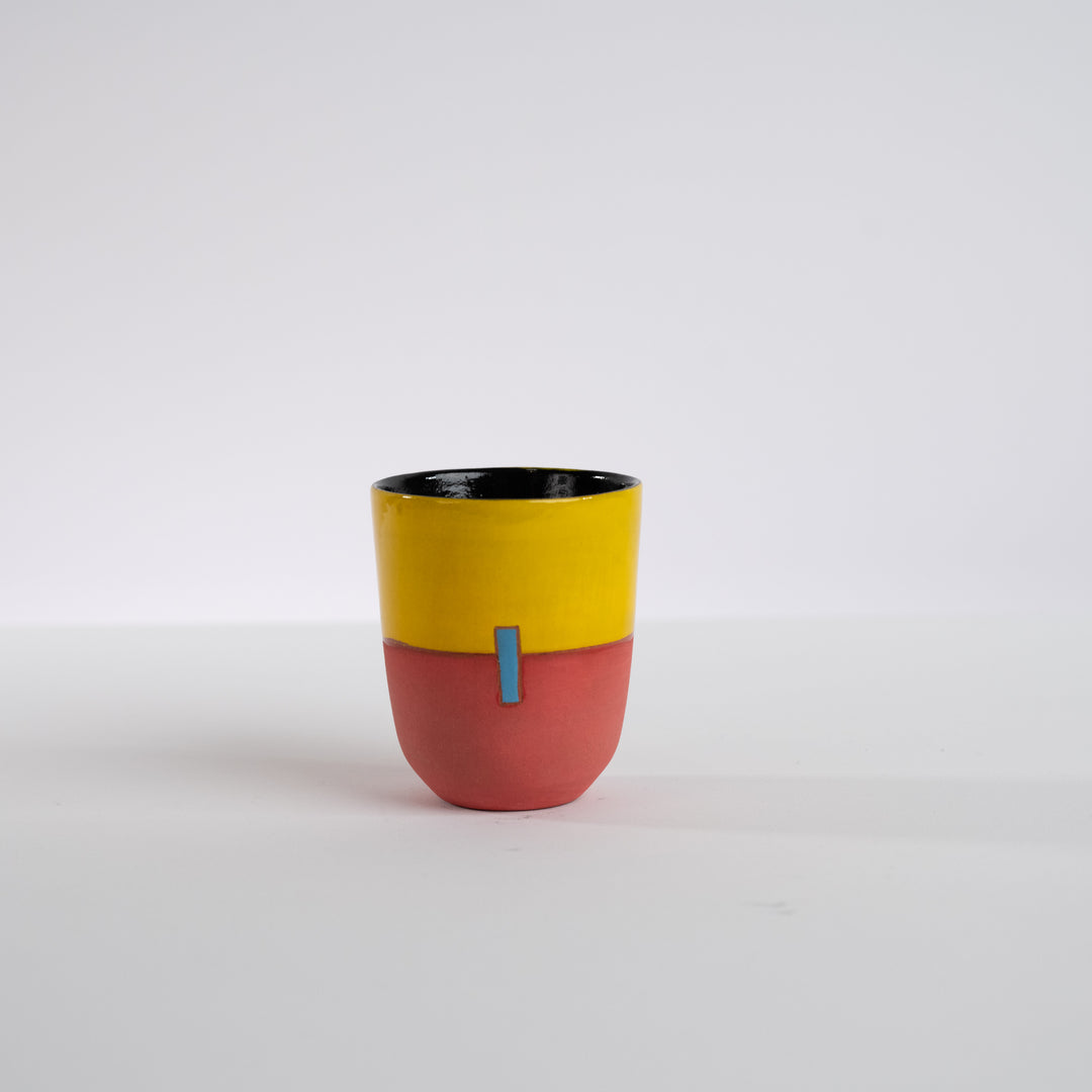 Tasse à thé bicolore CHAI en céramique par la céramiste Sud-Africaine Clementina van der Walt pour Done d'Africa x Studio Matongé.
6,5 cm de diamètre et 8 cm de hauteur, parfait pour vos thés et expresso. 
Disponible en plusieurs combinaisons de couleurs.