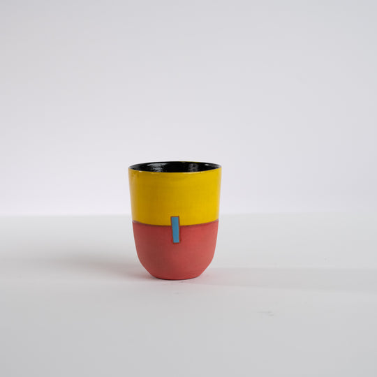 Tasse à thé bicolore CHAI en céramique par la céramiste Sud-Africaine Clementina van der Walt pour Done d'Africa x Studio Matongé.
6,5 cm de diamètre et 8 cm de hauteur, parfait pour vos thés et expresso. 
Disponible en plusieurs combinaisons de couleurs.