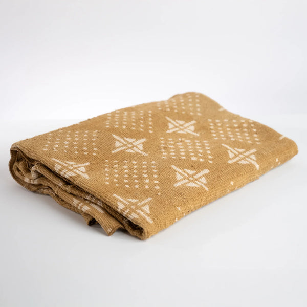 Plaid FEMI-LENGO en bogolan de coton ocre plie, motifs etoiles blancs tisses main, region de Segou
