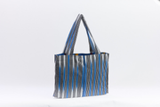 Grand shopping bag MFUKO noir et bleu fait main en Fasso Dan Fani et wax par Studio Matongé. Disponible dans 2 autres teintes. 