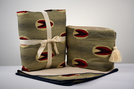 Set bébé en wax de coton MTOTO composé : 
- d'un édredon en wax et double gaze de coton
- d'une trousse de toilette et d'une cape de bain en wax et piqué de coton gaufré nid d'abeille. 