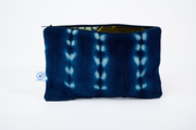 Notre pochette HEKIMA en indigos vintage du Burkina doublé de wax. Facile à glisser dans votre sac, cette trousse est idéale pour y ranger un téléphone, du maquillage, vos clés, etc.
Conçue à la main en Belgique dans nos ateliers en région bruxelloise.