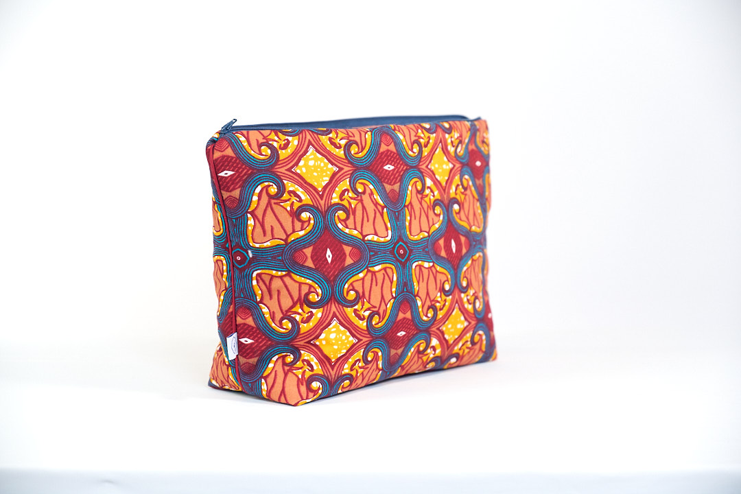 Tousse de toilette MALAIKA en wax et coton nid d'abeille. Bébé l'adore pour se couleurs vives, Maman aussi pour sa grande taille et son aspect pratique. 
La gamme MALAIKA pour bébé comprend également un édredon bébé et une cape de bain assortie