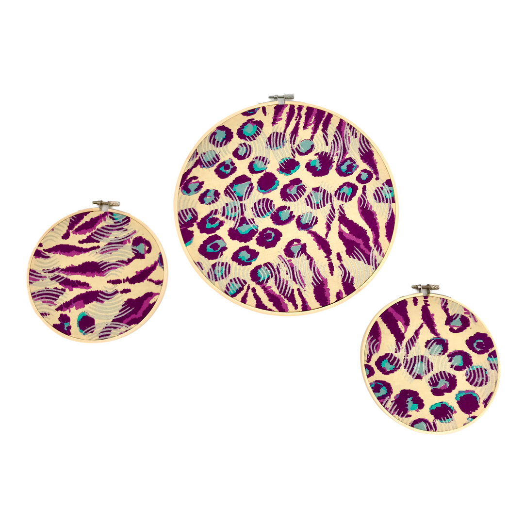 Décorations murales BASI en tissu wax léopard aux teintes violet et crème. Modèle BASI par studio Matonge. Disponible en diamètre 10 cm, 15 cm ou 25 cm.