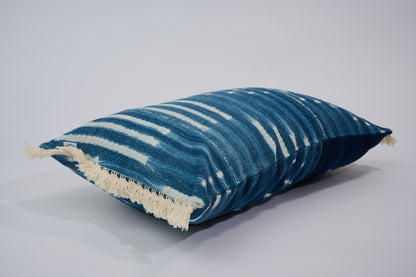 Housse de coussin ZABUNI en indigo vintage du Burkina, en coton tissé et teint à la main. 30 x 50 cm, zippé et bordé d'une jolie dentelle frangée pour un subtil effet bohème.