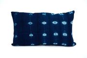 Housse de coussin NAPP en tissu indigo vintage du Burkina. Fait main. Ici en format rectangle de 30 x 50 cm. Pièces uniques disponibles en différents formats et dimensions.
