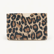 Porte-cartes CREDY Isabelle Varin en cuir, coloris léopard, vue sur fond clair.