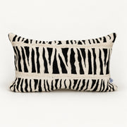 Coussin IDUBE 30 × 50 cm en bogolan noir et écru à motif zébré, présenté de face sur fond clair.