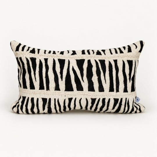 Coussin IDUBE 30 × 50 cm en bogolan noir et écru à motif zébré, présenté de face sur fond clair.
