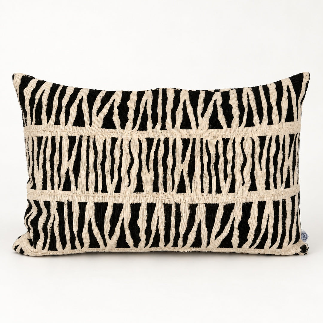 Coussin IDUBE 45 × 70 cm en bogolan noir et écru à motif zébré, présenté de face sur fond clair.