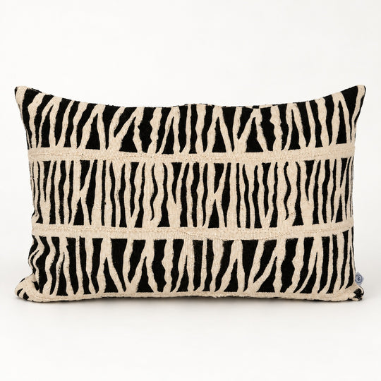Coussin IDUBE 45 × 70 cm en bogolan noir et écru à motif zébré, présenté de face sur fond clair.