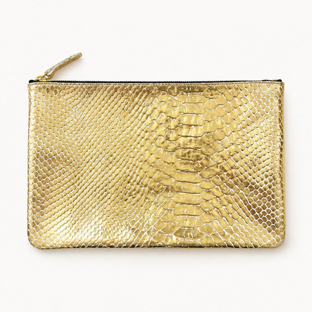 LOVE-Etui von Isabelle Varin aus goldfarbenem Leder mit Alligator-Prägung, vor hellem Hintergrund.