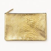 LOVE-Etui von Isabelle Varin aus goldfarbenem Leder mit Alligator-Prägung, vor hellem Hintergrund.