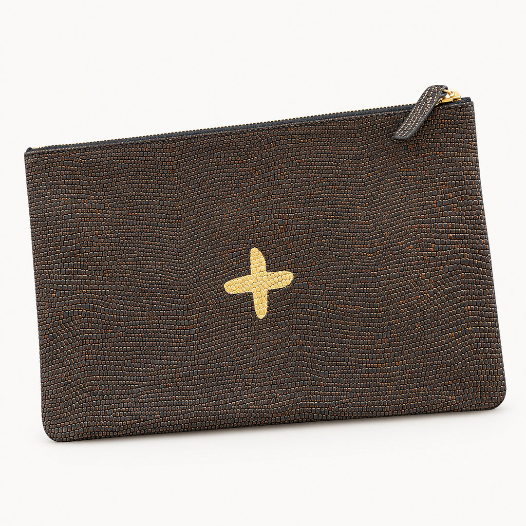 Pochette LOVE Isabelle Varin en cuir, coloris marron pailleté, vue sur fond clair.