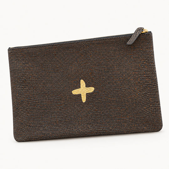 LOVE-Etui von Isabelle Varin aus schimmerndem braunem Leder, vor hellem Hintergrund.