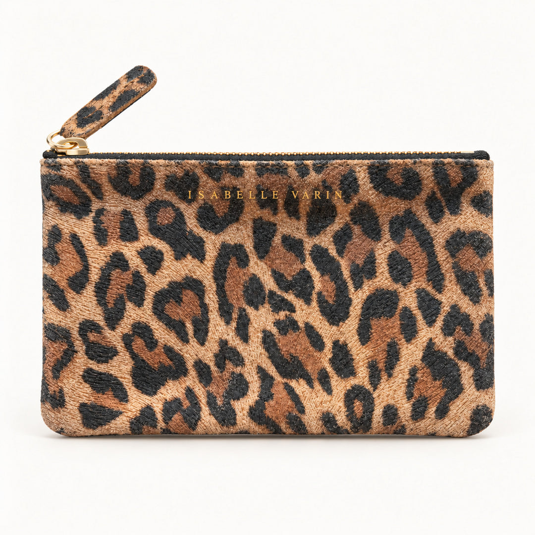Pochette MONOÏ Isabelle Varin en cuir, coloris léopard, vue sur fond clair.