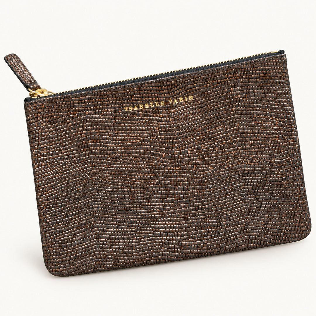 MONOÏ-Etui von Isabelle Varin aus schimmerndem braunem Leder, vor hellem Hintergrund.