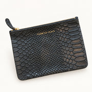 Pochette MONOÏ Isabelle Varin en cuir, coloris nubuk chocolat façon croco, vue sur fond clair.