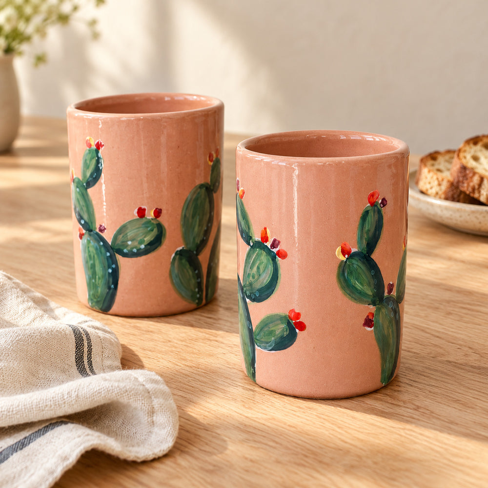 Paire de mugs en céramique sans anse, décor Figuier de barbarie, sur une table de petit déjeuner