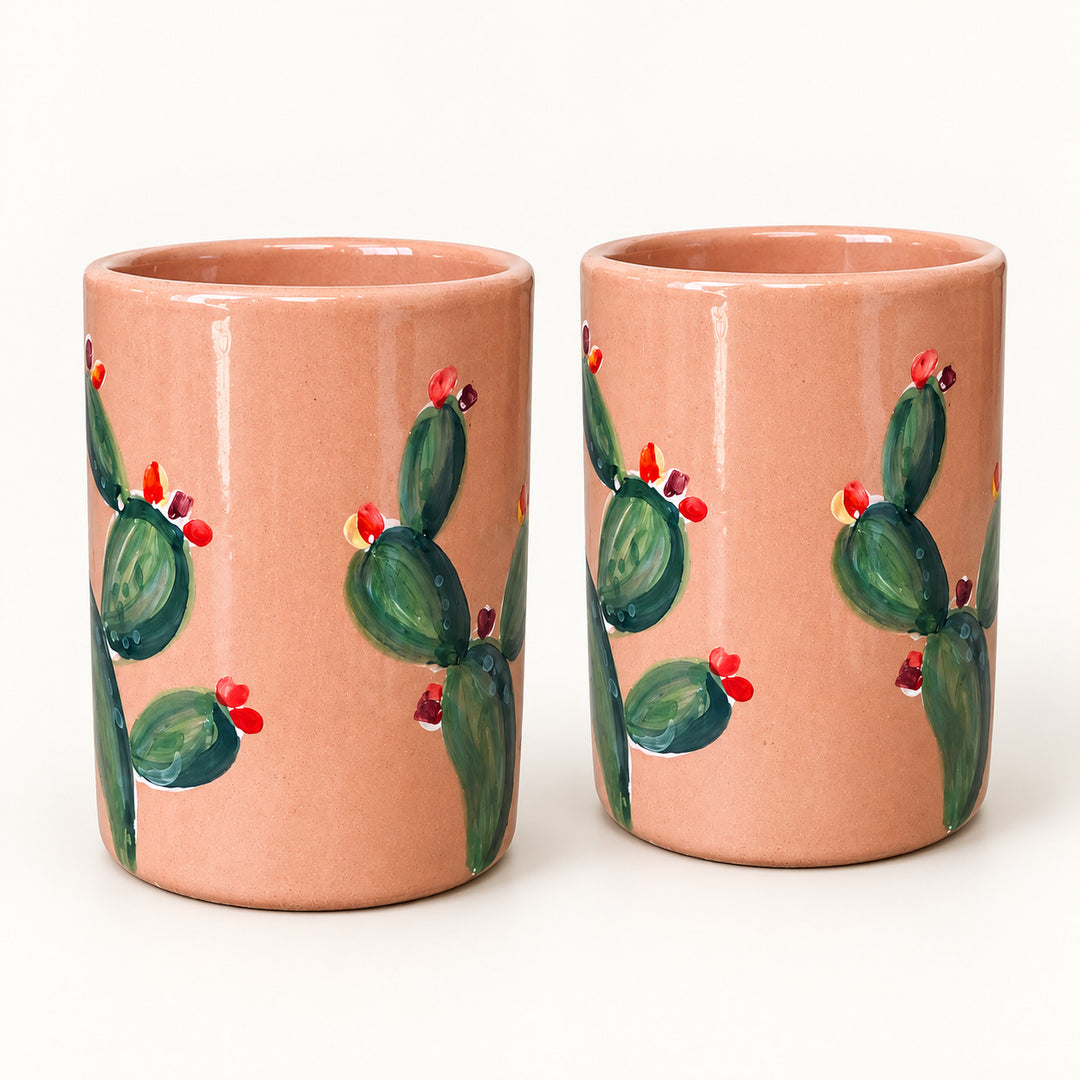 Paire de mugs en céramique sans anse, décor Figuier de barbarie, sur fond clair