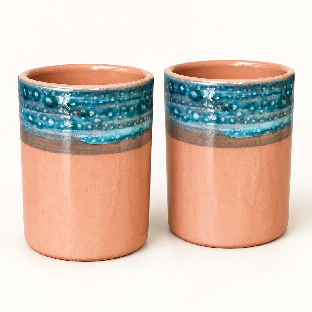 Paire de mugs en céramique sans anse, décor Terracotta - frange turquoise, sur fond clair