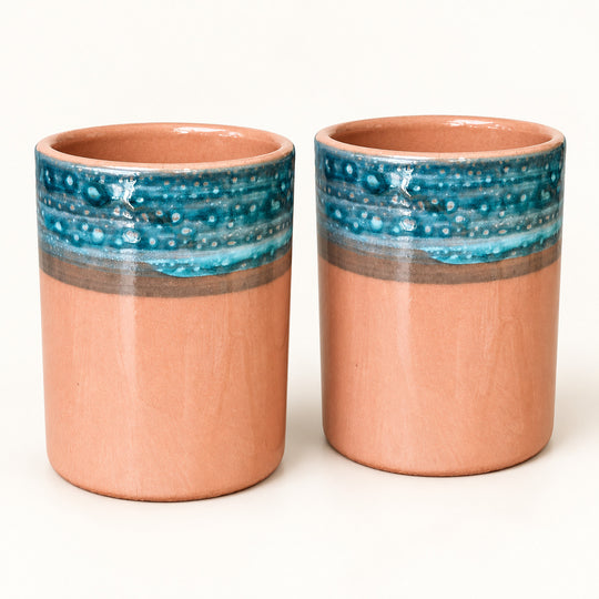 Paire de mugs en céramique sans anse, décor Terracotta - frange turquoise, sur fond clair