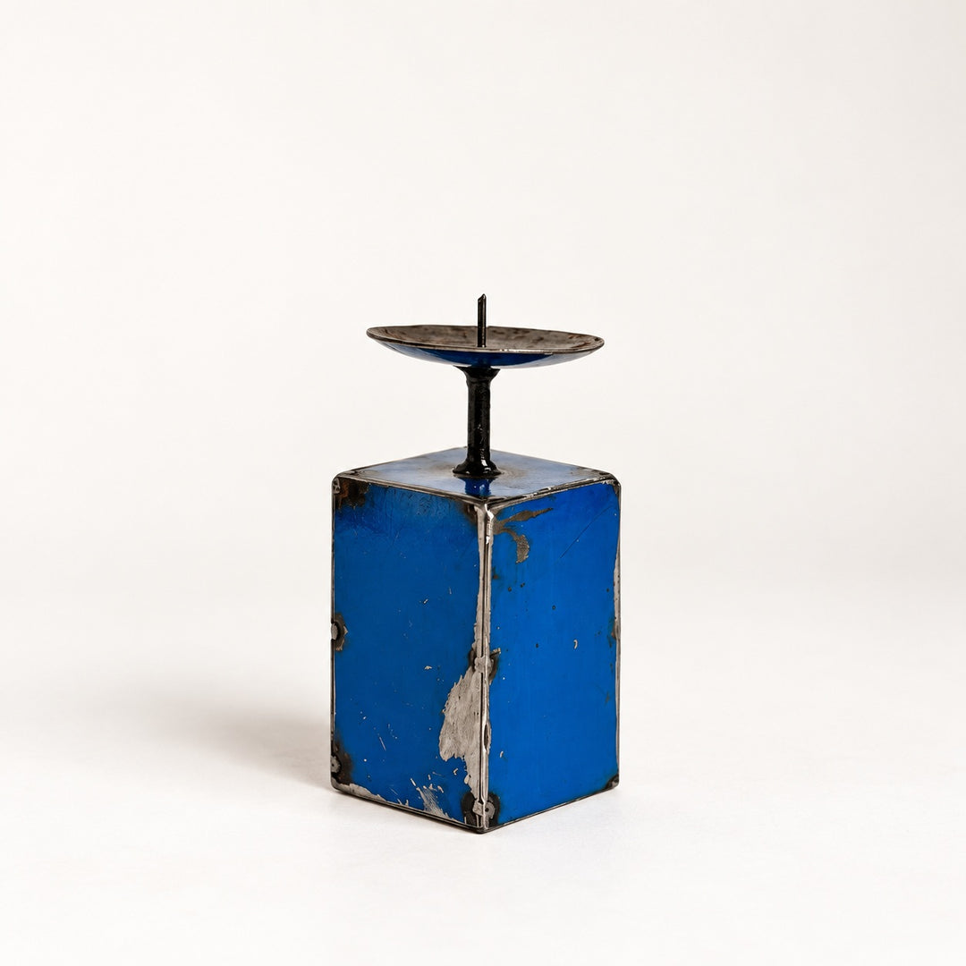 Bougeoir NURU en métal recyclé bleu, taille 1, hauteur 12,5 cm, vu de trois quarts sur fond clair.