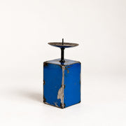 Bougeoir NURU en métal recyclé bleu, taille 1, hauteur 12,5 cm, vu de trois quarts sur fond clair.