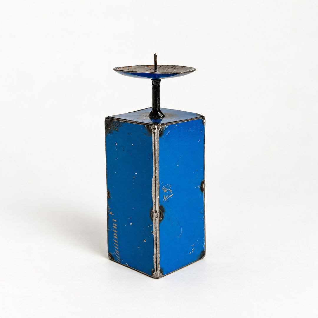 Bougeoir NURU en métal recyclé bleu, taille 2, hauteur 15,5 cm, vu de trois quarts sur fond clair.