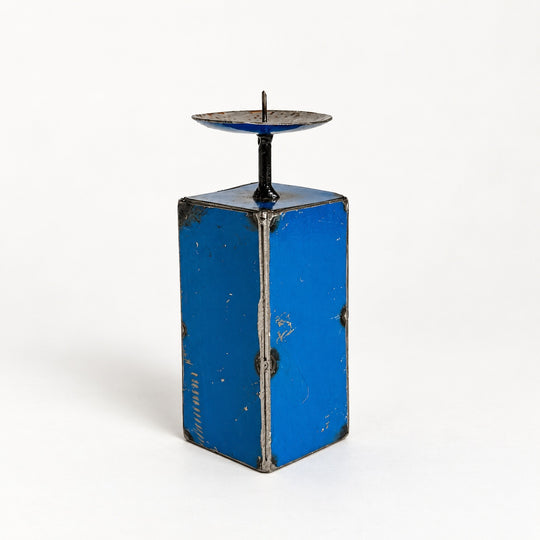 Bougeoir NURU en métal recyclé bleu, taille 2, hauteur 15,5 cm, vu de trois quarts sur fond clair.
