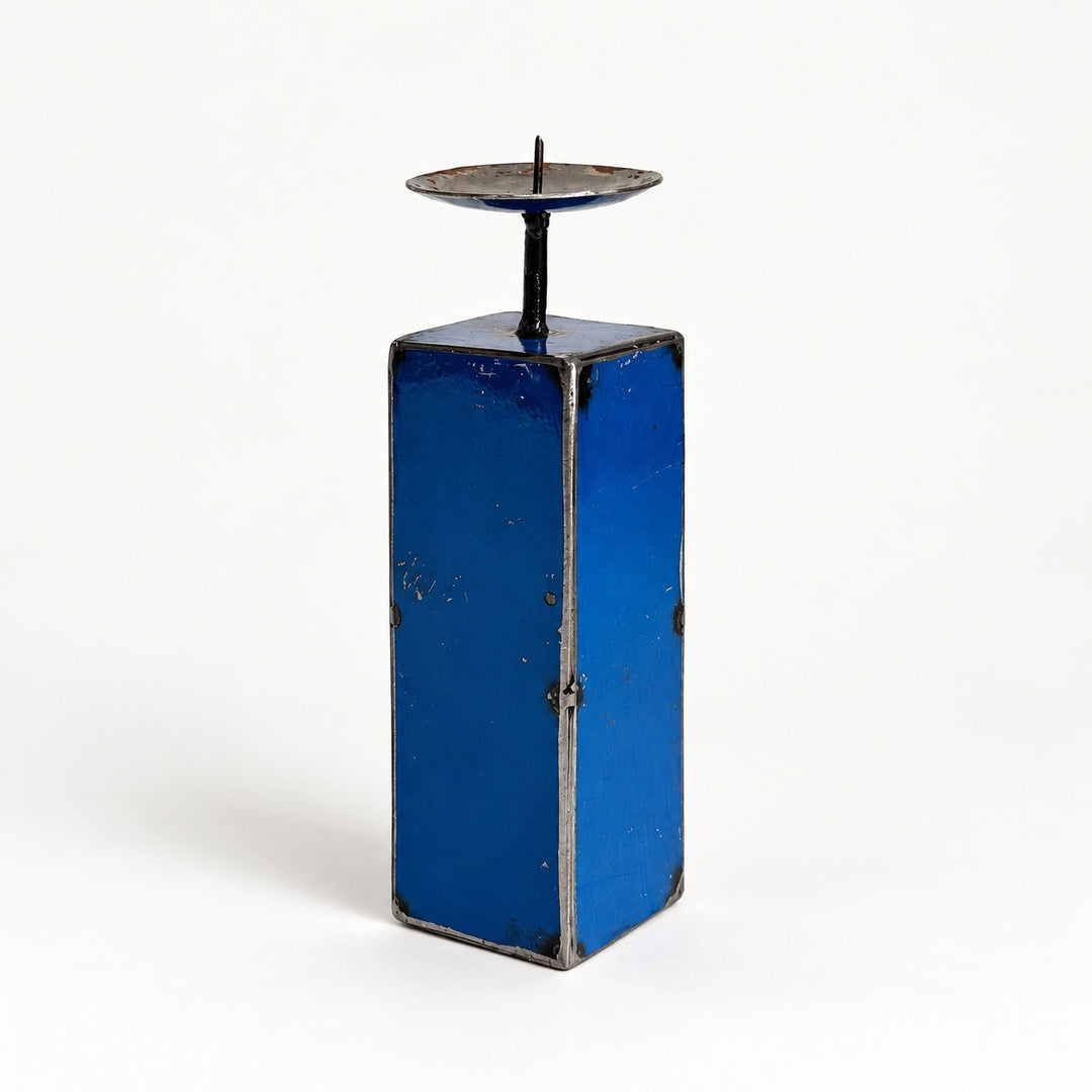 Bougeoir NURU en métal recyclé bleu, taille 3, hauteur 20 cm, vu de trois quarts sur fond clair.