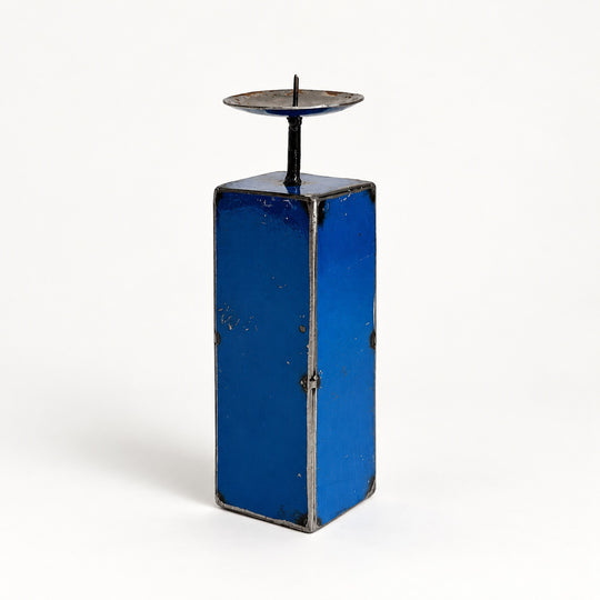 Bougeoir NURU en métal recyclé bleu, taille 3, hauteur 20 cm, vu de trois quarts sur fond clair.