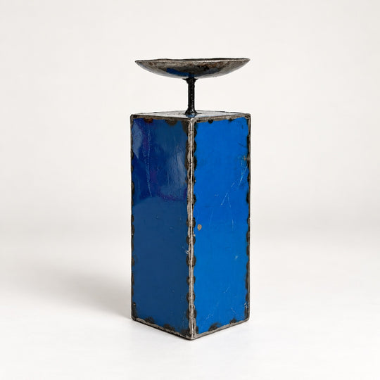 Bougeoir NURU en métal recyclé bleu, taille 4, hauteur 26 cm, vu de trois quarts sur fond clair.