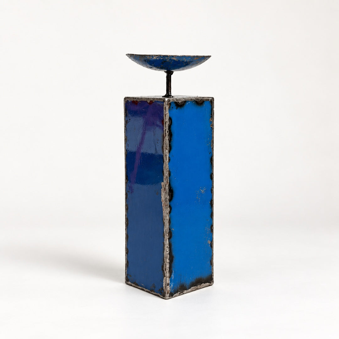 Bougeoir NURU en métal recyclé bleu, taille 5, hauteur 30,7 cm, vu de trois quarts sur fond clair.
