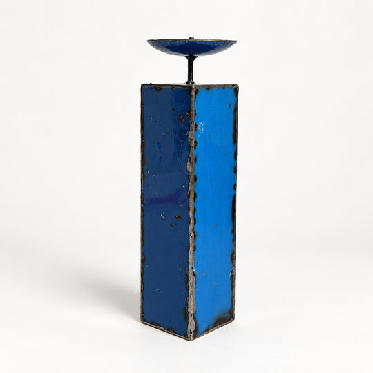 Bougeoir NURU en métal recyclé bleu, taille 6, hauteur 35 cm, vu de trois quarts sur fond clair.
