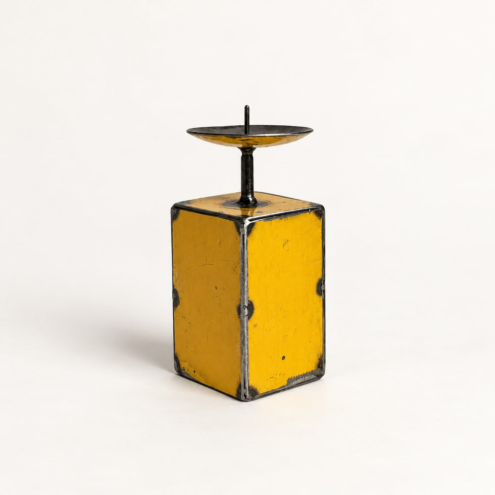 Bougeoir NURU en métal recyclé jaune, taille 1, hauteur 12,5 cm, vu de trois quarts sur fond clair.