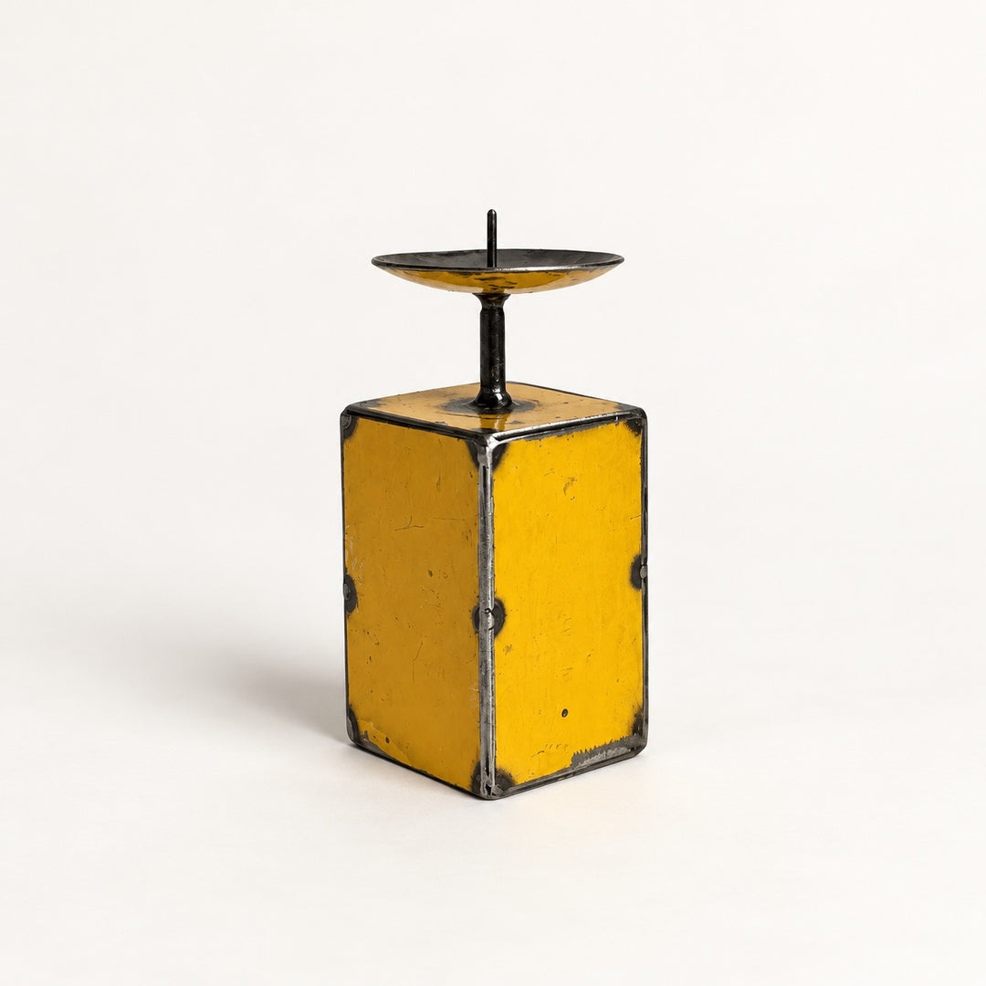 Bougeoir NURU en métal recyclé jaune, taille 1, hauteur 12,5 cm, vu de trois quarts sur fond clair.