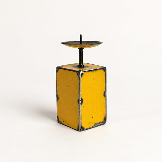 Bougeoir NURU en métal recyclé jaune, taille 1, hauteur 12,5 cm, vu de trois quarts sur fond clair.