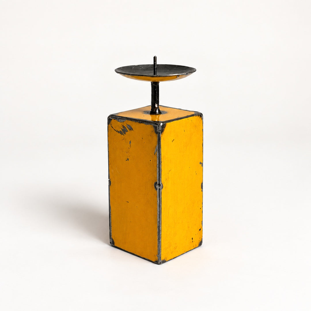 Bougeoir NURU en métal recyclé jaune, taille 2, hauteur 15,5 cm, vu de trois quarts sur fond clair.