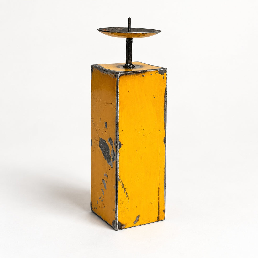 Bougeoir NURU en métal recyclé jaune, taille 3, hauteur 20 cm, vu de trois quarts sur fond clair.