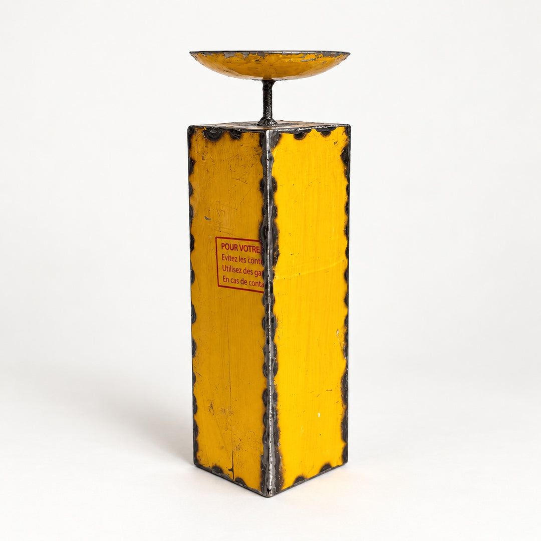 Bougeoir NURU en métal recyclé jaune, taille 5, hauteur 30,7 cm, vu de trois quarts sur fond clair.