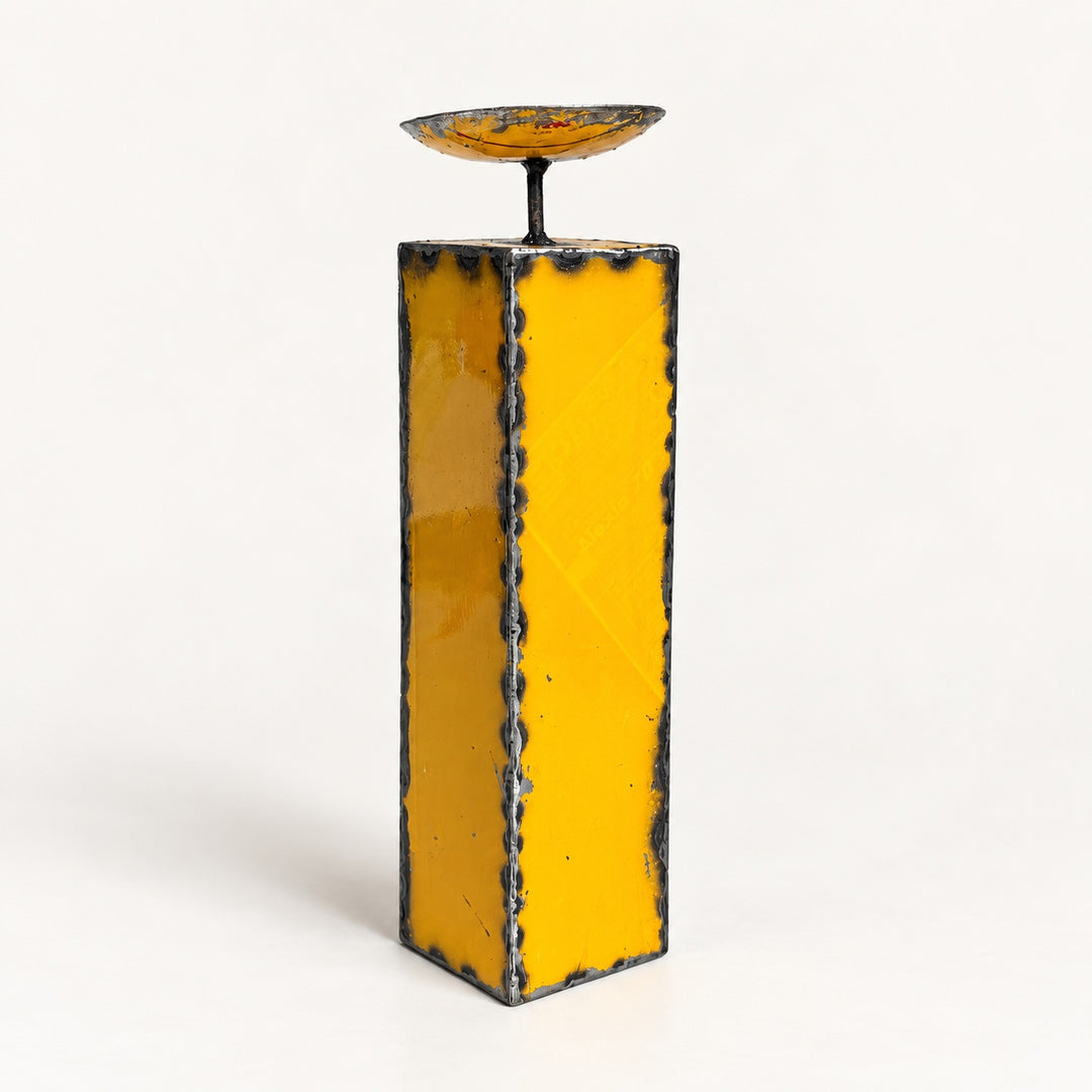 Bougeoir NURU en métal recyclé jaune, taille 6, hauteur 35 cm, vu de trois quarts sur fond clair.
