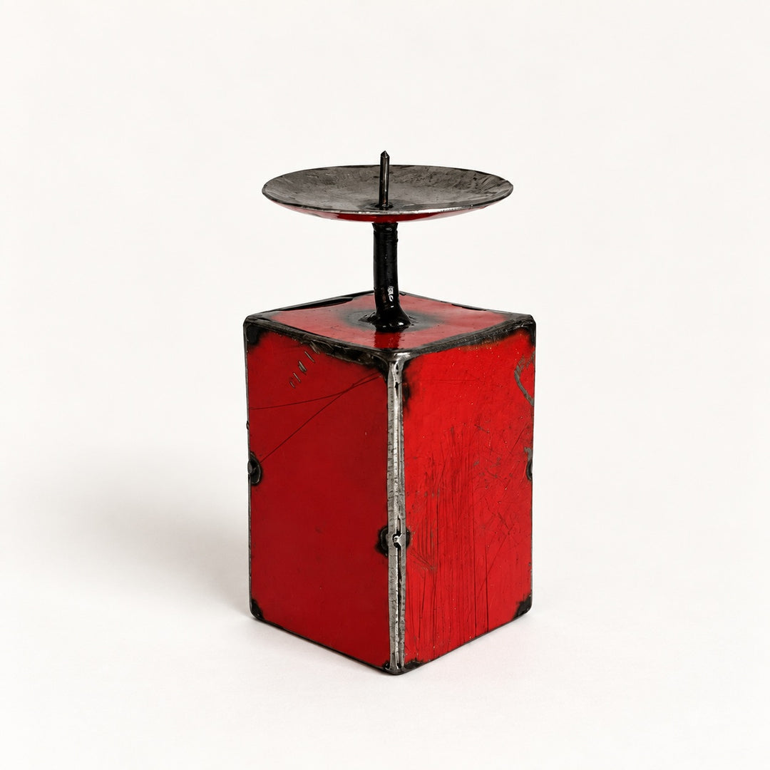 Bougeoir NURU en métal recyclé rouge, taille 1, hauteur 12,5 cm, vu de trois quarts sur fond clair.