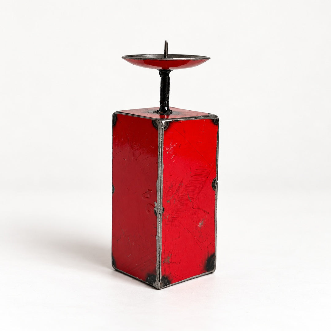 Bougeoir NURU en métal recyclé rouge, taille 2, hauteur 15,5 cm, vu de trois quarts sur fond clair.