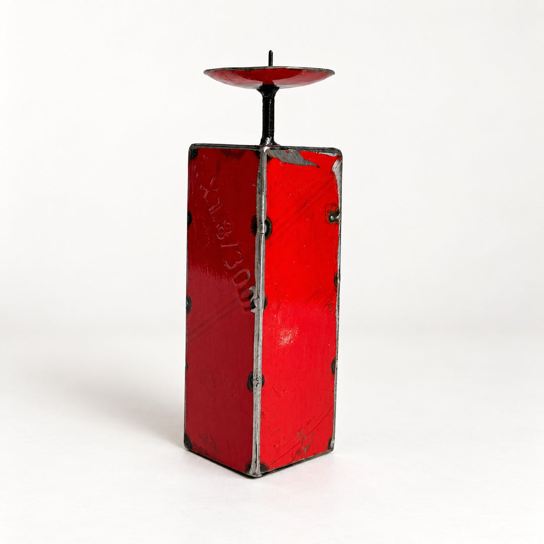 Bougeoir NURU en métal recyclé rouge, taille 3, hauteur 20 cm, vu de trois quarts sur fond clair.
