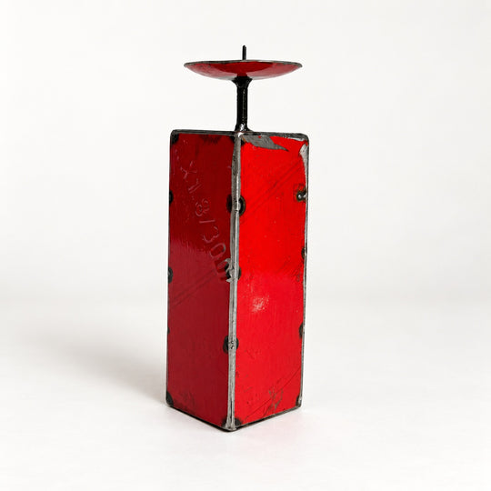 Bougeoir NURU en métal recyclé rouge, taille 3, hauteur 20 cm, vu de trois quarts sur fond clair.