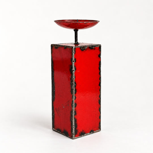 Bougeoir NURU en métal recyclé rouge, taille 4, hauteur 26 cm, vu de trois quarts sur fond clair.