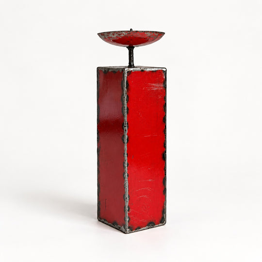 Bougeoir NURU en métal recyclé rouge, taille 5, hauteur 30,7 cm, vu de trois quarts sur fond clair.