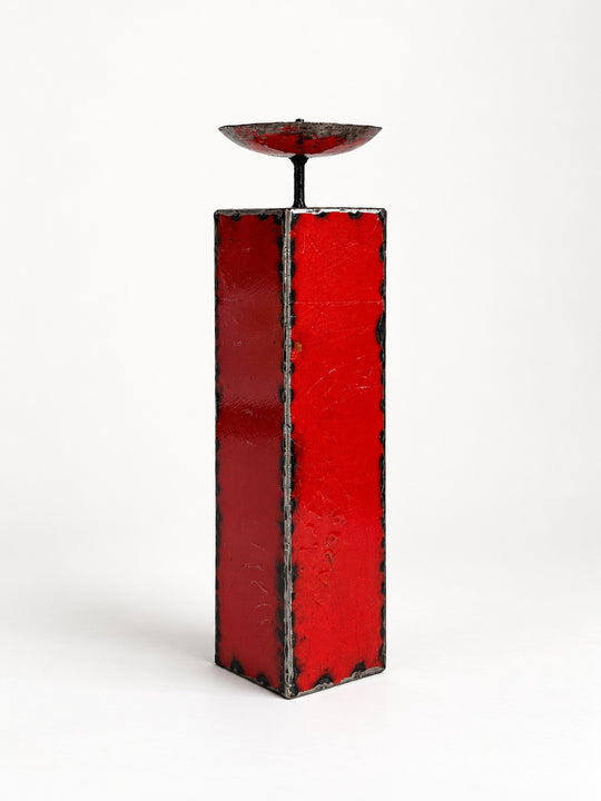 Bougeoir NURU en métal recyclé rouge, taille 6, hauteur 35 cm, vu de trois quarts sur fond clair.